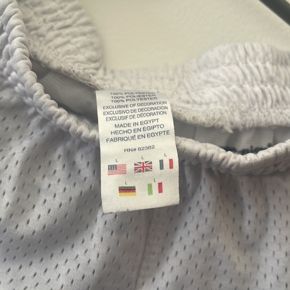 It is a white shorts - Picture 3 of 3